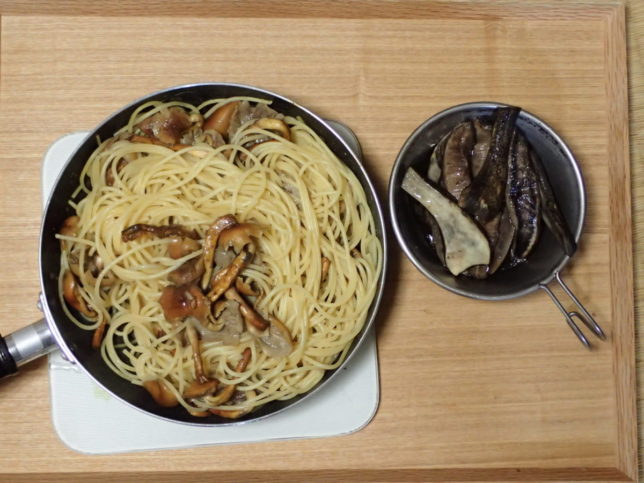クリタケのパスタ（左）とキンチャヤマイグチのステーキ