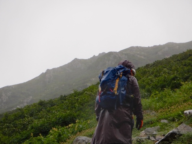 雪渓からの登り返しで雨が激しくなってきました