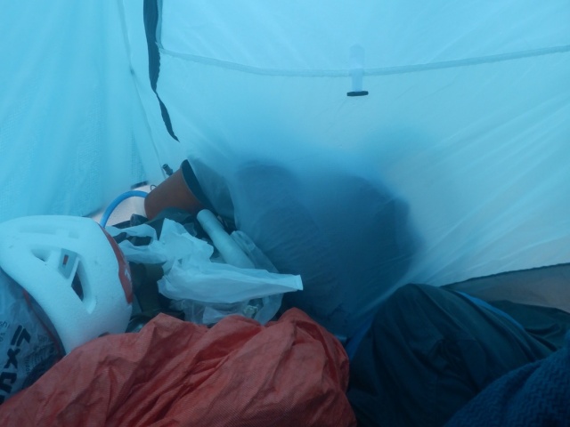 テント内に入りきれなかった自分のザックは前室に置いたけどぬれまくりでした
